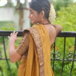 Raveena Daha Instagram - வெற்றுக் கல் நானடா, வெட்டும் உளி நீயடா😌அற்பப் பாறை என்னில் சிற்பம் செய்தாயடா🙈💙 . Beautiful saree from:@s.n.coll 😍🤩 . #raveena #raveenadaha