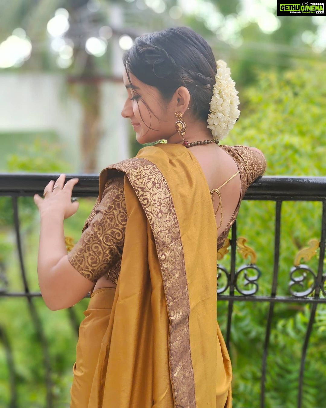 Raveena Daha Instagram - வெற்றுக் கல் நானடா, வெட்டும் உளி நீயடா😌அற்பப் பாறை என்னில் சிற்பம் செய்தாயடா🙈💙 . Beautiful saree from:@s.n.coll 😍🤩 . #raveena #raveenadaha
