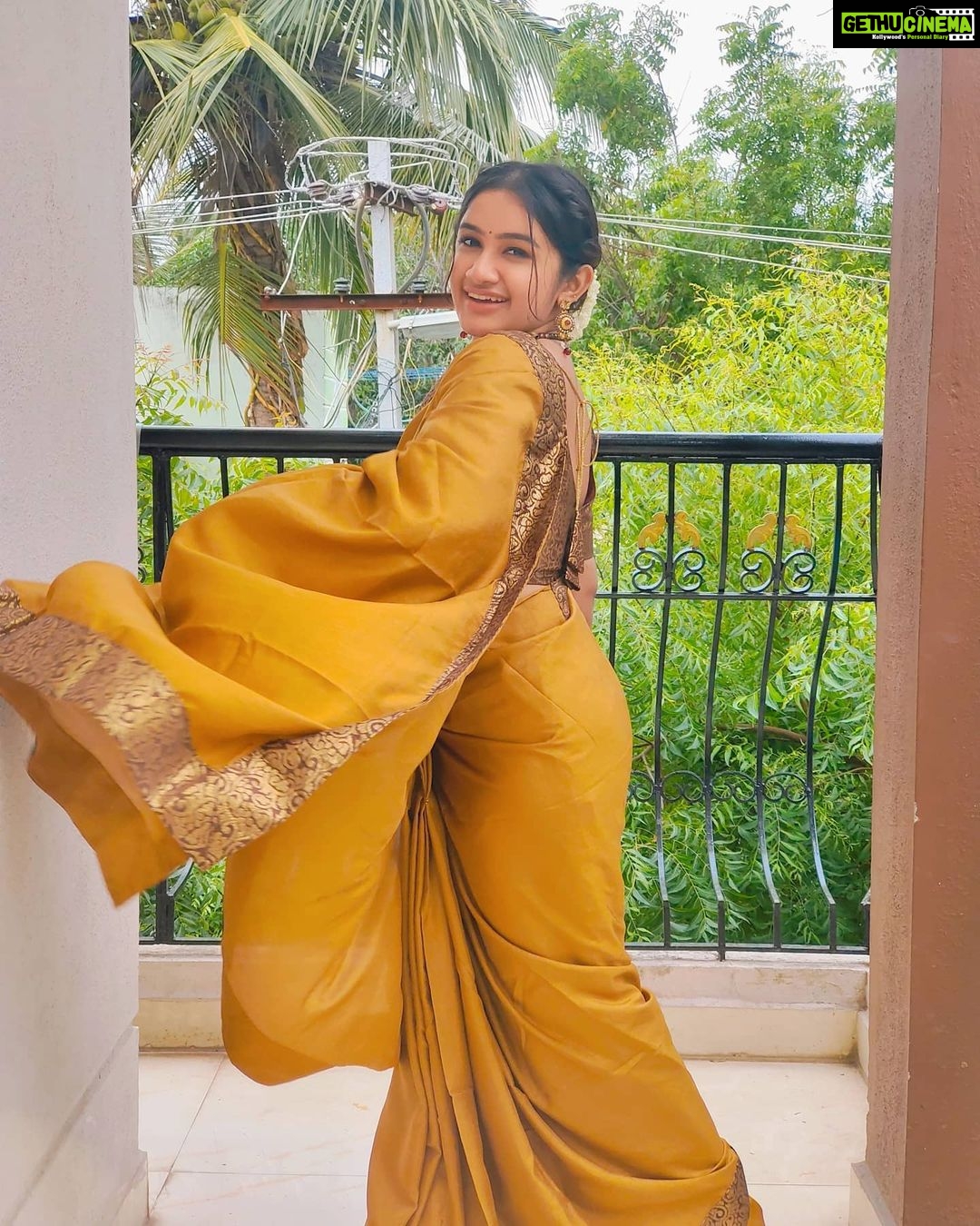 Raveena Daha Instagram - வெற்றுக் கல் நானடா, வெட்டும் உளி நீயடா😌அற்பப் பாறை என்னில் சிற்பம் செய்தாயடா🙈💙 . Beautiful saree from:@s.n.coll 😍🤩 . #raveena #raveenadaha