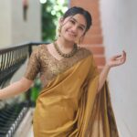 Raveena Daha Instagram - வெற்றுக் கல் நானடா, வெட்டும் உளி நீயடா😌அற்பப் பாறை என்னில் சிற்பம் செய்தாயடா🙈💙 . Beautiful saree from:@s.n.coll 😍🤩 . #raveena #raveenadaha