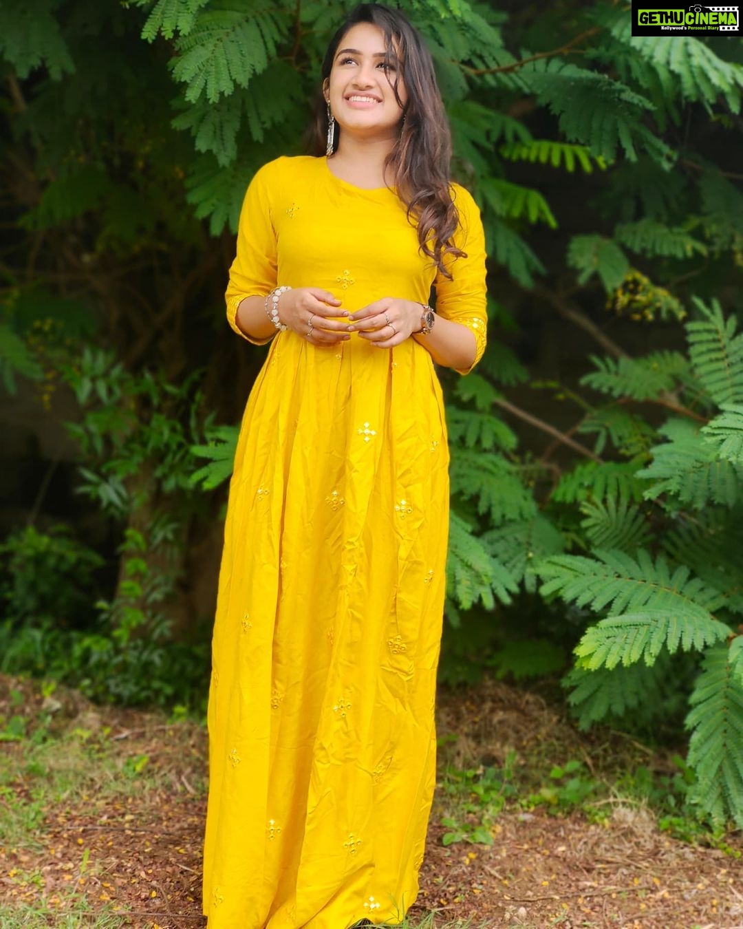 Raveena Daha Instagram - கைகள் நாம் கோா்க்கச் சிறகாகுமே👐 புது வானங்கள் உருவாகுமே☁️💙 . Beautiful yellow outfit from: @spotlightonstyle0 😍💛 .