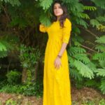 Raveena Daha Instagram - கைகள் நாம் கோா்க்கச் சிறகாகுமே👐 புது வானங்கள் உருவாகுமே☁️💙 . Beautiful yellow outfit from: @spotlightonstyle0 😍💛 .