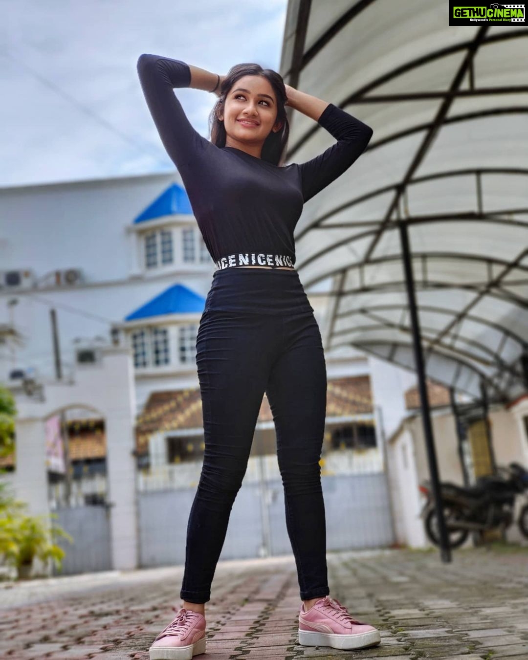 Raveena Daha Instagram - 🖤B°L°A°C°K🖤 . NICE crop top from : @mnsilkyfashion2.0 😍 . #raveena #raveenadaha