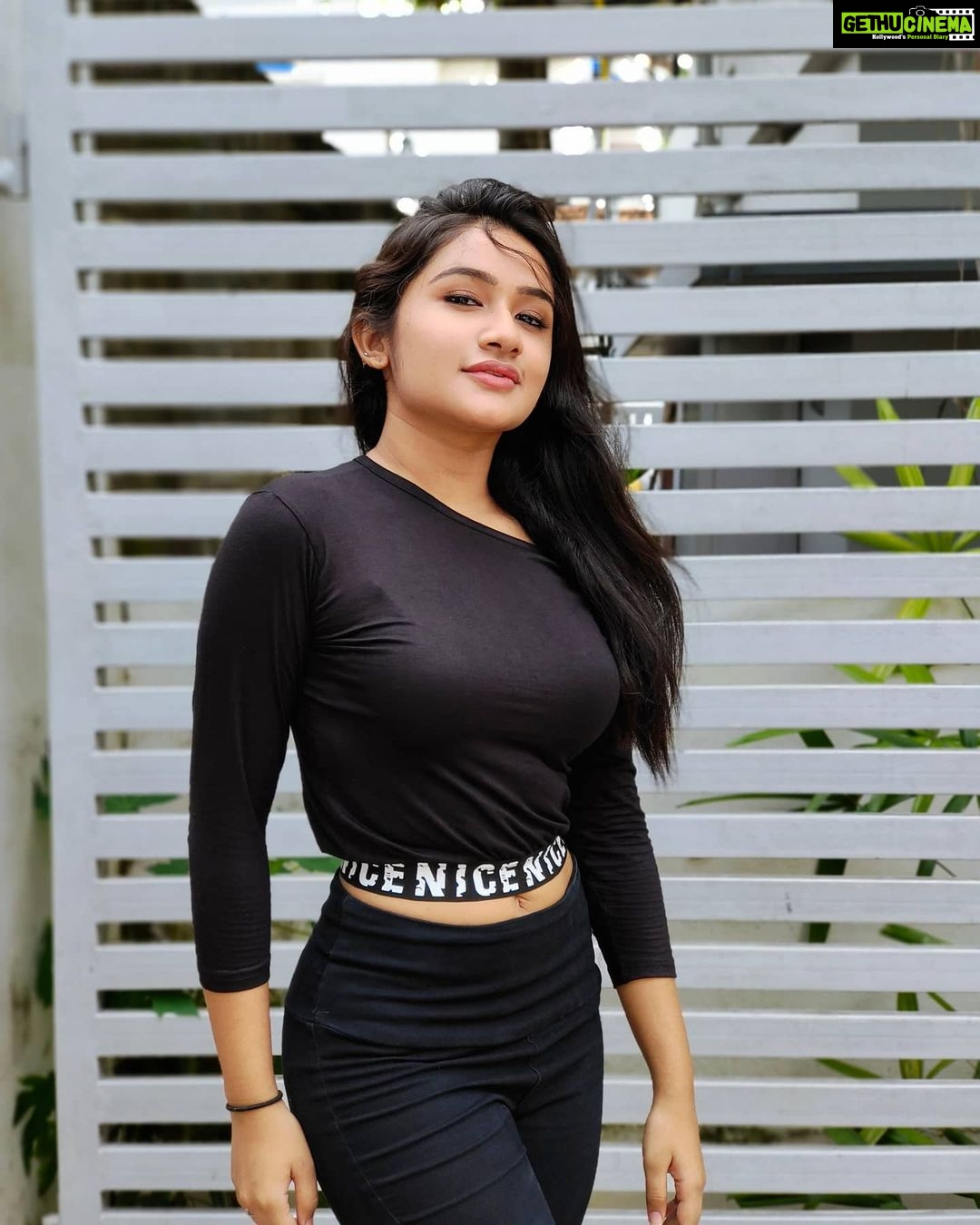 Raveena Daha Instagram - 🖤B°L°A°C°K🖤 . NICE crop top from : @mnsilkyfashion2.0 😍 . #raveena #raveenadaha