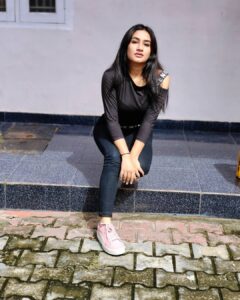 Raveena Daha Instagram - 🖤B°L°A°C°K🖤 . NICE crop top from : @mnsilkyfashion2.0 😍 . #raveena #raveenadaha