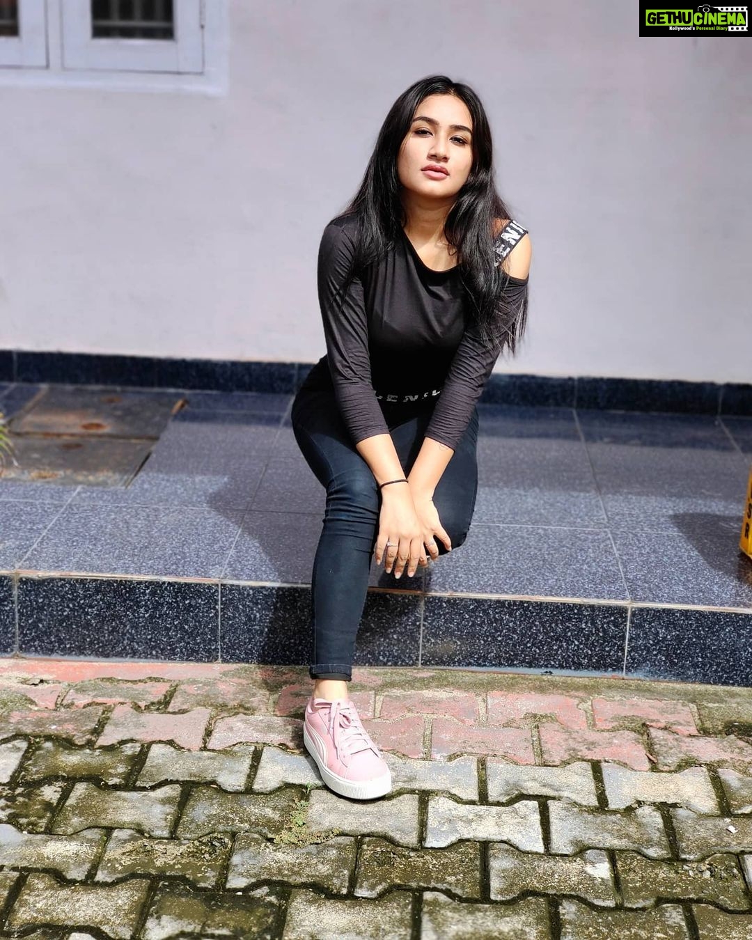 Raveena Daha Instagram - 🖤B°L°A°C°K🖤 . NICE crop top from : @mnsilkyfashion2.0 😍 . #raveena #raveenadaha