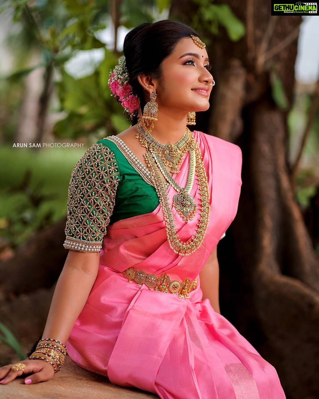 Raveena Daha Instagram - ஏதோ மாயம் செய்கிறாய் 💯💙🌈 . Jewellery: @new_ideas_fashions I truly am a fan of their jewellery collections 😍 . Makeupartist: @kohlssalonchennai She just created magic on my face 🤩 . Saree: @rikshi_fashions Lovely pink saree💗 . Blouse: @j2fashions They do have amazing collections of aari work blouses 😍 . Photo&video: @arunsamphotography Loved the frames !✨ . Location: @avmgardens #raveena #raveenadaha