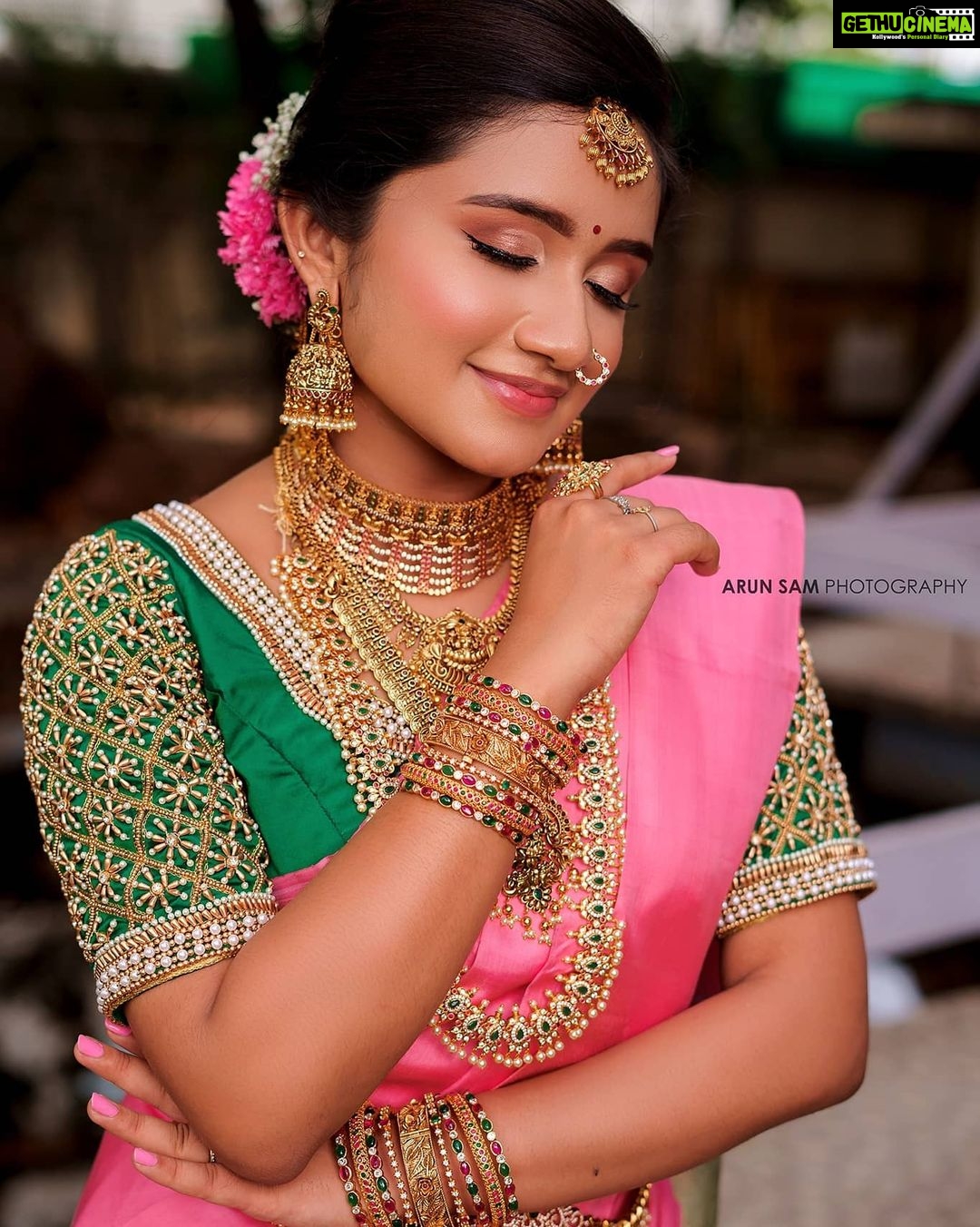 Raveena Daha Instagram - ஏதோ மாயம் செய்கிறாய் 💯💙🌈 . Jewellery: @new_ideas_fashions I truly am a fan of their jewellery collections 😍 . Makeupartist: @kohlssalonchennai She just created magic on my face 🤩 . Saree: @rikshi_fashions Lovely pink saree💗 . Blouse: @j2fashions They do have amazing collections of aari work blouses 😍 . Photo&video: @arunsamphotography Loved the frames !✨ . Location: @avmgardens #raveena #raveenadaha