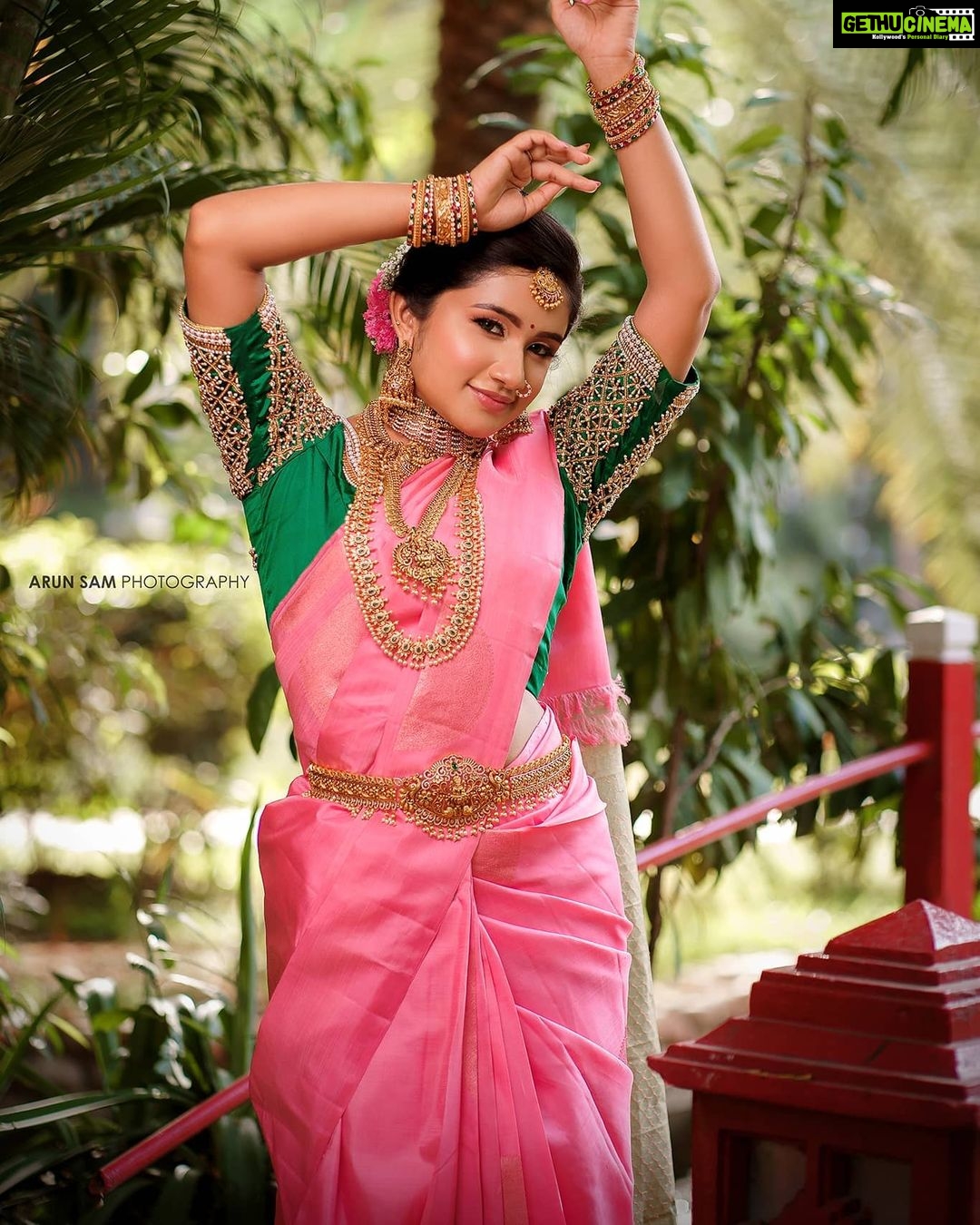 Raveena Daha Instagram - ஏதோ மாயம் செய்கிறாய் 💯💙🌈 . Jewellery: @new_ideas_fashions I truly am a fan of their jewellery collections 😍 . Makeupartist: @kohlssalonchennai She just created magic on my face 🤩 . Saree: @rikshi_fashions Lovely pink saree💗 . Blouse: @j2fashions They do have amazing collections of aari work blouses 😍 . Photo&video: @arunsamphotography Loved the frames !✨ . Location: @avmgardens #raveena #raveenadaha