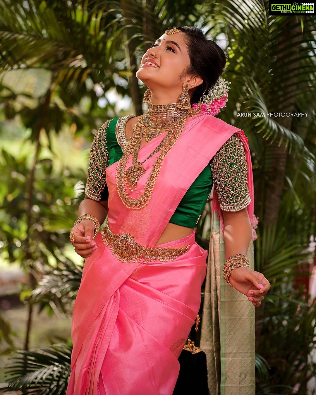 Raveena Daha Instagram - ஏதோ மாயம் செய்கிறாய் 💯💙🌈 . Jewellery: @new_ideas_fashions I truly am a fan of their jewellery collections 😍 . Makeupartist: @kohlssalonchennai She just created magic on my face 🤩 . Saree: @rikshi_fashions Lovely pink saree💗 . Blouse: @j2fashions They do have amazing collections of aari work blouses 😍 . Photo&video: @arunsamphotography Loved the frames !✨ . Location: @avmgardens #raveena #raveenadaha
