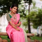 Raveena Daha Instagram - ஏதோ மாயம் செய்கிறாய் 💯💙🌈 . Jewellery: @new_ideas_fashions I truly am a fan of their jewellery collections 😍 . Makeupartist: @kohlssalonchennai She just created magic on my face 🤩 . Saree: @rikshi_fashions Lovely pink saree💗 . Blouse: @j2fashions They do have amazing collections of aari work blouses 😍 . Photo&video: @arunsamphotography Loved the frames !✨ . Location: @avmgardens #raveena #raveenadaha