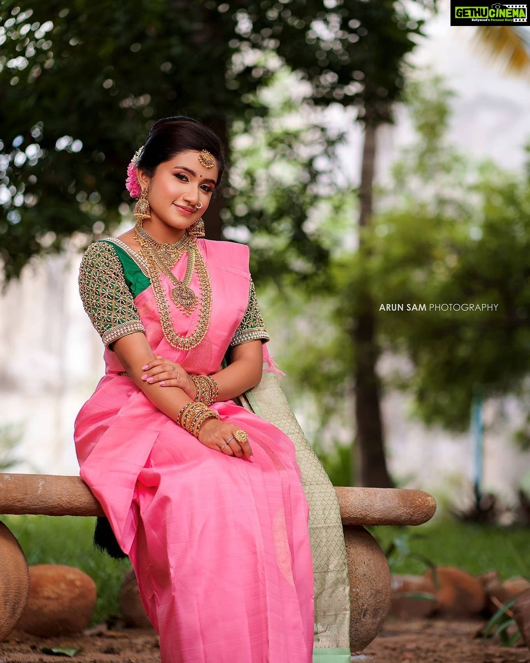 Raveena Daha Instagram - ஏதோ மாயம் செய்கிறாய் 💯💙🌈 . Jewellery: @new_ideas_fashions I truly am a fan of their jewellery collections 😍 . Makeupartist: @kohlssalonchennai She just created magic on my face 🤩 . Saree: @rikshi_fashions Lovely pink saree💗 . Blouse: @j2fashions They do have amazing collections of aari work blouses 😍 . Photo&video: @arunsamphotography Loved the frames !✨ . Location: @avmgardens #raveena #raveenadaha