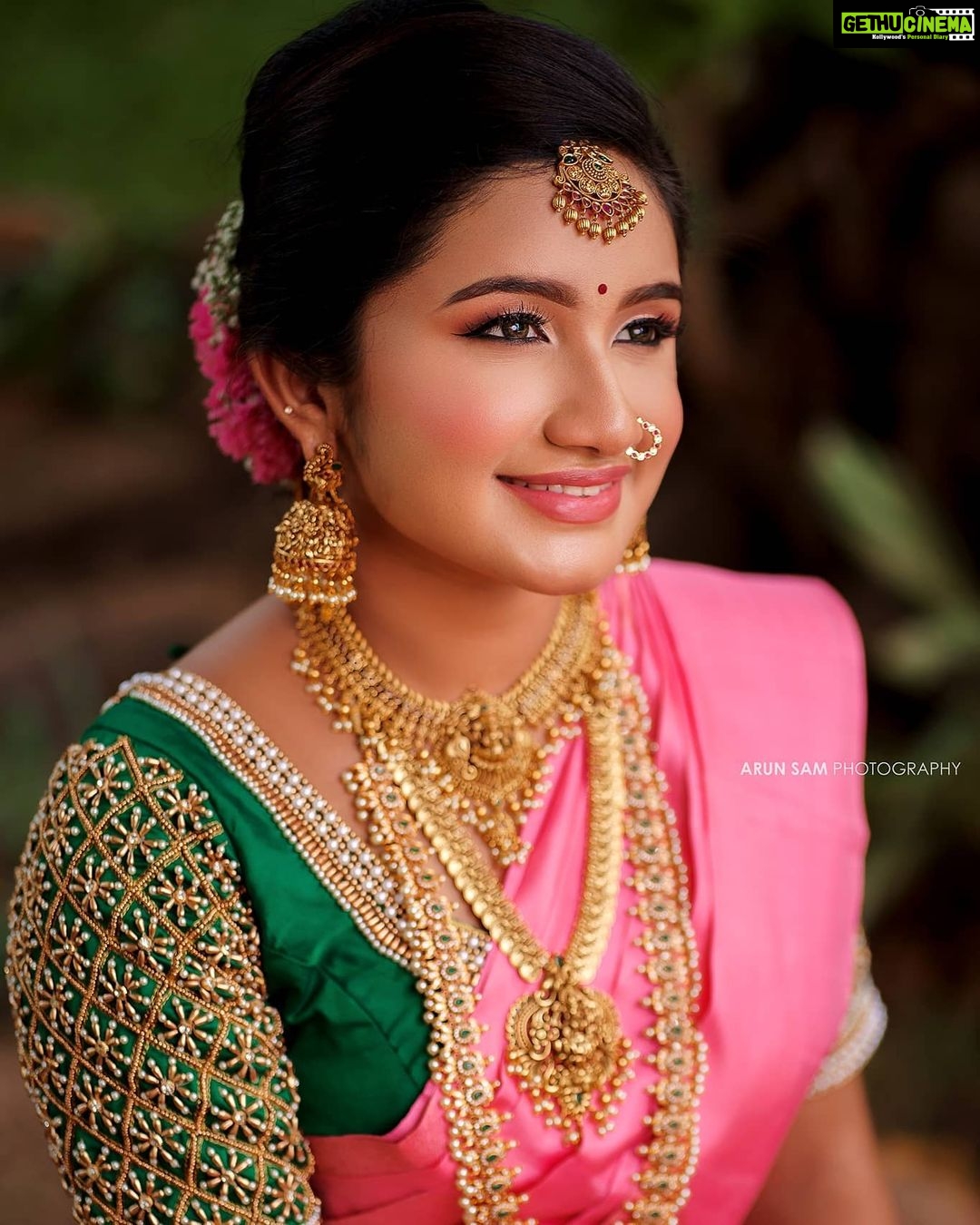 Raveena Daha Instagram - ஏதோ மாயம் செய்கிறாய் 💯💙🌈 . Jewellery: @new_ideas_fashions I truly am a fan of their jewellery collections 😍 . Makeupartist: @kohlssalonchennai She just created magic on my face 🤩 . Saree: @rikshi_fashions Lovely pink saree💗 . Blouse: @j2fashions They do have amazing collections of aari work blouses 😍 . Photo&video: @arunsamphotography Loved the frames !✨ . Location: @avmgardens #raveena #raveenadaha