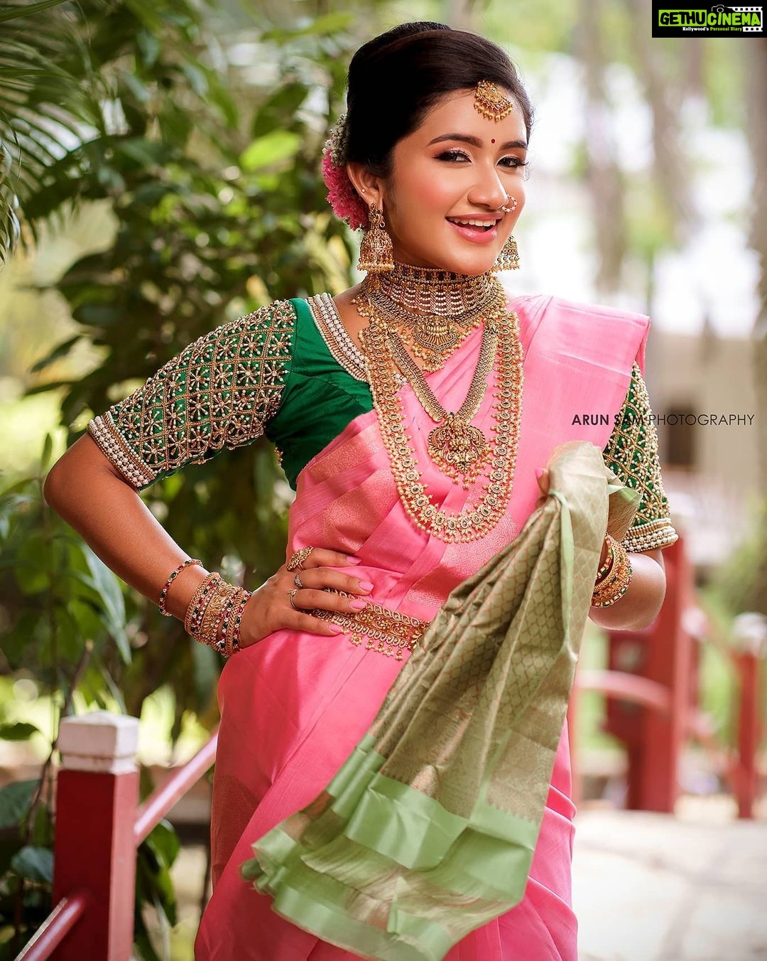 Raveena Daha Instagram - ஏதோ மாயம் செய்கிறாய் 💯💙🌈 . Jewellery: @new_ideas_fashions I truly am a fan of their jewellery collections 😍 . Makeupartist: @kohlssalonchennai She just created magic on my face 🤩 . Saree: @rikshi_fashions Lovely pink saree💗 . Blouse: @j2fashions They do have amazing collections of aari work blouses 😍 . Photo&video: @arunsamphotography Loved the frames !✨ . Location: @avmgardens #raveena #raveenadaha