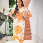 Raveena Daha Instagram - Tie n dye Kurti from : @shri_clothings__ 🌈 . பேசி போன வார்த்தைகள் எல்லாம் உனது பேச்சில் கலந்தே இருக்கும் உலகம் அழியும் உருவம் அழியுமா🥺💙 #raveena #raveenadaha