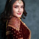 Raveena Daha Instagram - இஞ்சி இடுப்பழகி கள்ளச் சிரிப்பழகி🙈❤️ Costume: @tanu_designer_studio😍 MUA:@honeylang_makeup_artist🦋 Jewellery: @krishya_bridal_collections🌈 PC: @myfocusstudio 👏 #raveena #raveenadaha