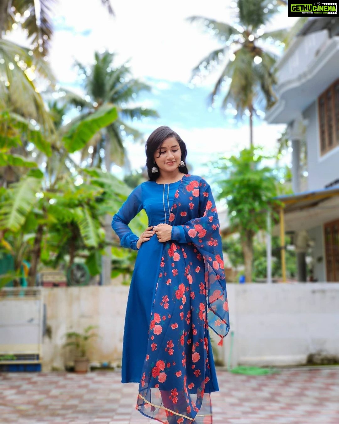 Raveena Daha Instagram - Anarkali gown with dupatta from: @anushashoppingzone 😍❤️ . இதயம் உருகித்தான் கரைந்து போவதை பாா்க்கிறேன், நான் பாா்க்கிறேன்.. இந்த நிமிடம் தான் இன்னும் தொடருமா கேட்கிறேன், உனை கேட்கிறேன்🥰💙 . #raveena #raveenadaha