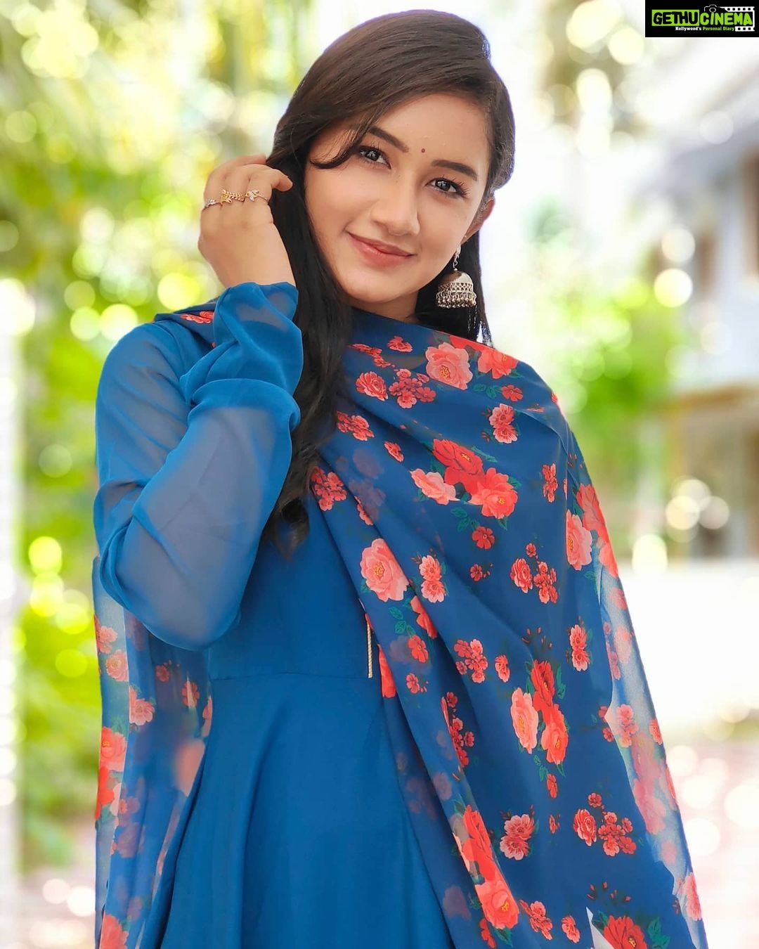 Raveena Daha Instagram - Anarkali gown with dupatta from: @anushashoppingzone 😍❤️ . இதயம் உருகித்தான் கரைந்து போவதை பாா்க்கிறேன், நான் பாா்க்கிறேன்.. இந்த நிமிடம் தான் இன்னும் தொடருமா கேட்கிறேன், உனை கேட்கிறேன்🥰💙 . #raveena #raveenadaha