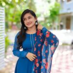 Raveena Daha Instagram - Anarkali gown with dupatta from: @anushashoppingzone 😍❤️ . இதயம் உருகித்தான் கரைந்து போவதை பாா்க்கிறேன், நான் பாா்க்கிறேன்.. இந்த நிமிடம் தான் இன்னும் தொடருமா கேட்கிறேன், உனை கேட்கிறேன்🥰💙 . #raveena #raveenadaha