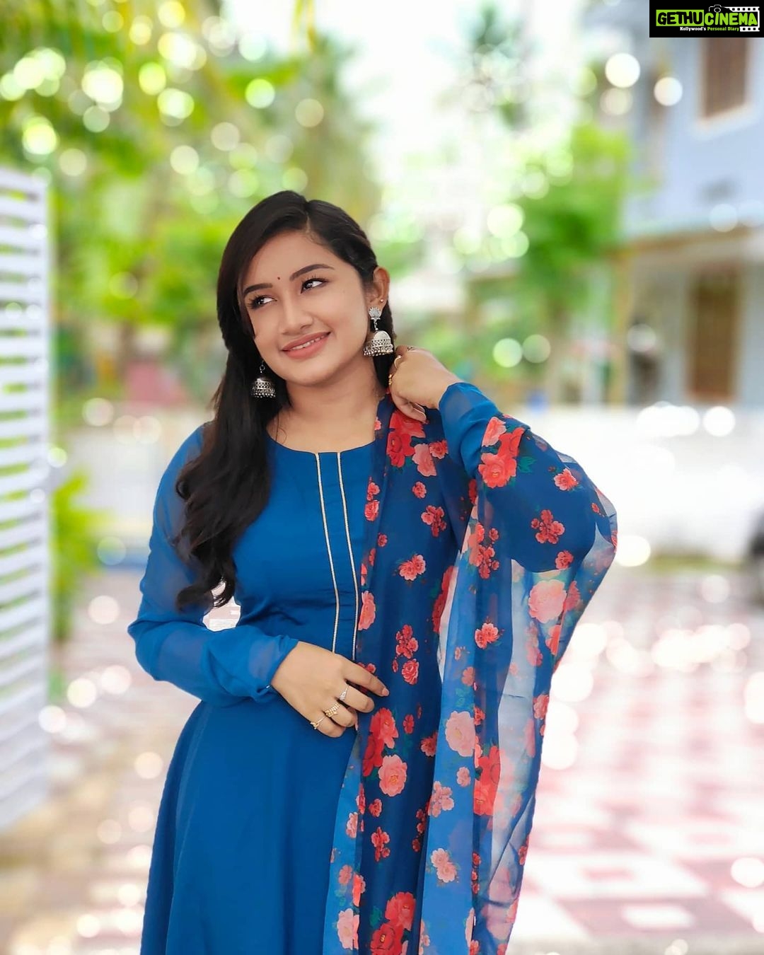 Raveena Daha Instagram - Anarkali gown with dupatta from: @anushashoppingzone 😍❤️ . இதயம் உருகித்தான் கரைந்து போவதை பாா்க்கிறேன், நான் பாா்க்கிறேன்.. இந்த நிமிடம் தான் இன்னும் தொடருமா கேட்கிறேன், உனை கேட்கிறேன்🥰💙 . #raveena #raveenadaha