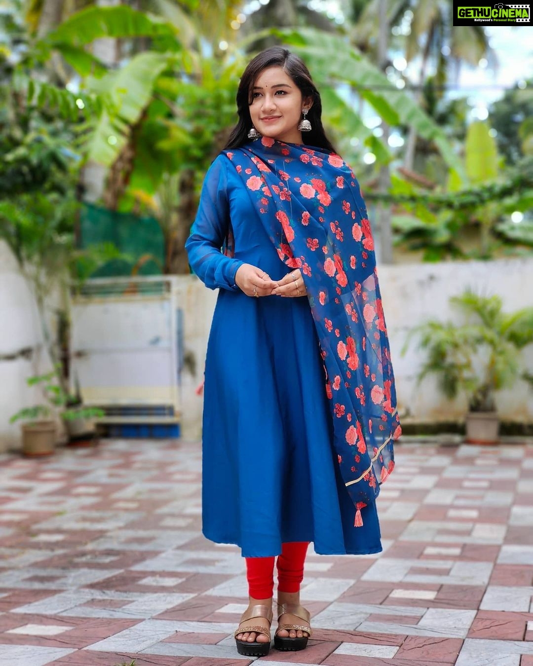 Raveena Daha Instagram - Anarkali gown with dupatta from: @anushashoppingzone 😍❤️ . இதயம் உருகித்தான் கரைந்து போவதை பாா்க்கிறேன், நான் பாா்க்கிறேன்.. இந்த நிமிடம் தான் இன்னும் தொடருமா கேட்கிறேன், உனை கேட்கிறேன்🥰💙 . #raveena #raveenadaha