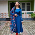 Raveena Daha Instagram - Anarkali gown with dupatta from: @anushashoppingzone 😍❤️ . இதயம் உருகித்தான் கரைந்து போவதை பாா்க்கிறேன், நான் பாா்க்கிறேன்.. இந்த நிமிடம் தான் இன்னும் தொடருமா கேட்கிறேன், உனை கேட்கிறேன்🥰💙 . #raveena #raveenadaha