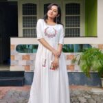 Raveena Daha Instagram – Classy white maxi from : @blossom_up_boutique 😍

நீயே.. முதல் வெட்கம் தந்த நீயே…
மனபக்கம் வந்த நீயே..
காதல் ஆனதே ! 🙈💙🦋

#raveena #raveenadaha