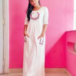 Raveena Daha Instagram - Classy white maxi from : @blossom_up_boutique 😍 நீயே.. முதல் வெட்கம் தந்த நீயே... மனபக்கம் வந்த நீயே.. காதல் ஆனதே ! 🙈💙🦋 #raveena #raveenadaha