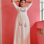 Raveena Daha Instagram - Classy white maxi from : @blossom_up_boutique 😍 நீயே.. முதல் வெட்கம் தந்த நீயே... மனபக்கம் வந்த நீயே.. காதல் ஆனதே ! 🙈💙🦋 #raveena #raveenadaha