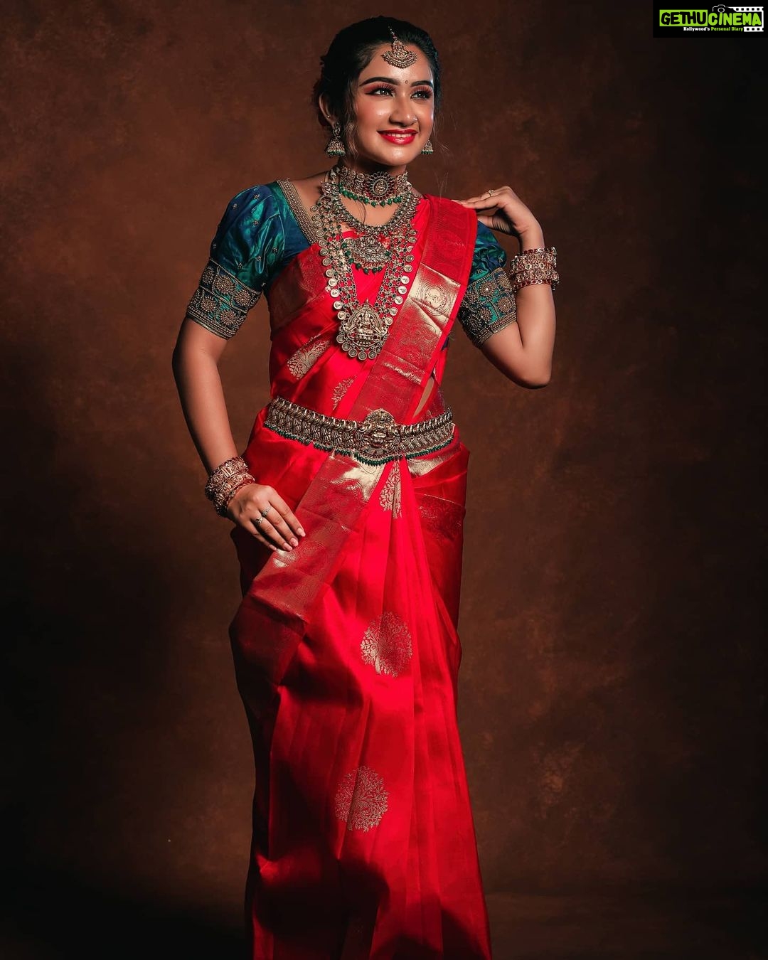 Raveena Daha Instagram - உன்னோடு நடக்கின்ற சிறு தூரம் கிடைக்கின்ற சில நேரம் என் வாழ்வின் வரமாகவே 💙❤️.... FAVOURITE PHOTOSHOOT WITH FAVORITE TEAM ..😘 Makeover : @yogi_makeoverartistry . Photography : @rangoli_photography . Saree: @rikshi_fashions . Blouse: @r.s.designss . Jewels: @craftyexclusive . Flower : @pride_floralaccessories . #raveena #raveenadaha