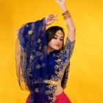 Raveena Daha Instagram - 1,2 or 3,4 ? 😍💙 MUA : @abarna_makeupartist . Hairstylist: @uthebridalstudio . Photography: @yazhphotography @classic__photography___ . Outfit: @nfc_navyathafashioncouture . Jewelry. @chennai_jazz .