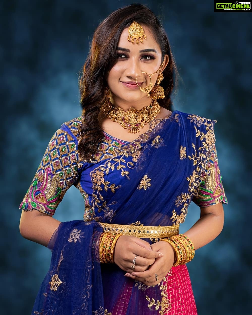 Raveena Daha Instagram - 1,2 or 3,4 ? 😍💙 MUA : @abarna_makeupartist . Hairstylist: @uthebridalstudio . Photography: @yazhphotography @classic__photography___ . Outfit: @nfc_navyathafashioncouture . Jewelry. @chennai_jazz .