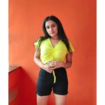 Raveena Daha Instagram - நிலவினை நம்பி இரவுகள் இல்லை... விளக்குகள் காட்டும் வெளிச்சத்தின் எல்லை💯🦋 Scrunch it up crop top from : @la_robe_fashion 😍