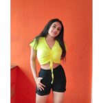 Raveena Daha Instagram - நிலவினை நம்பி இரவுகள் இல்லை... விளக்குகள் காட்டும் வெளிச்சத்தின் எல்லை💯🦋 Scrunch it up crop top from : @la_robe_fashion 😍