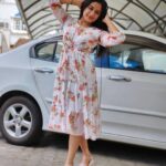 Raveena Daha Instagram - உன்னைக் காணும் முன்னே என் உலகம் தொடங்கவில்லை, உன்னைக் கண்ட பின்னே என் உலகம் இயங்குதடா💙🦋 Cute floral frock from @vin.boutique_ 😍