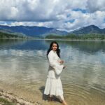 Reenu Mathews Instagram - Wherever you go, no matter what the weather, Always bring your Sunshine 💙🤍p . . #travelwithreenu #travelgram #traveldiaries #travelaroundtheworld #hallstatt #lifestyleblog