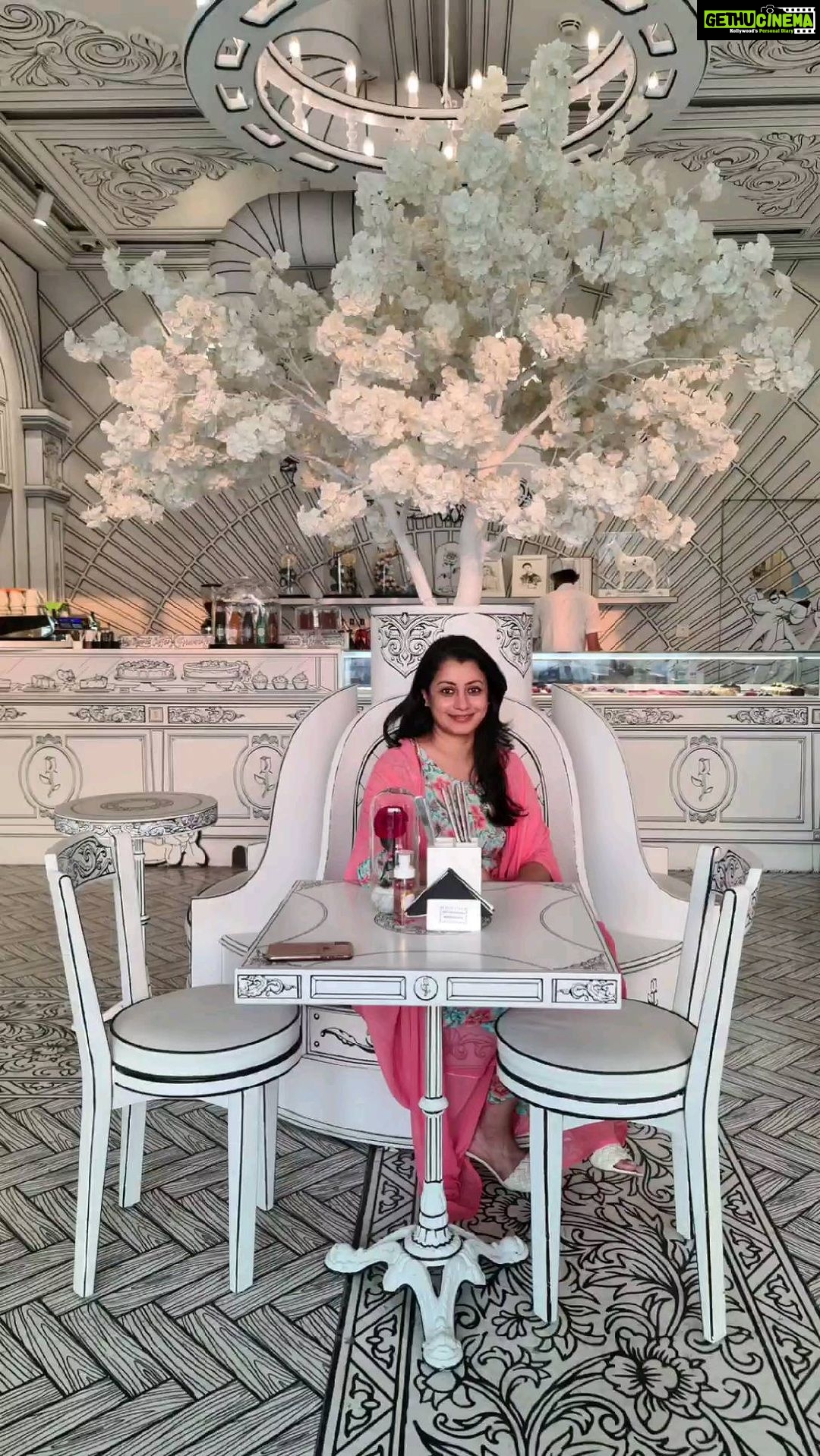 Reenu Mathews Instagram - Lovely evening over a cup of coffee @foreverrosecafe ,with my dearest Beenz after a long time. See you soon @beemj_ You are my Chechichattambi❤️🤗 . . #foreverrosecafe #friendsforever #friendsllikefamily #trendingreels #coffeetime #reelswithreenu