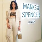 Regina Cassandra Instagram – The season’s coolest looks with a side of great discounts, please! M&S has always got my back, especially during the end of season sale. All my favorite styles at Upto 50% Off. Head to their stores & Website, like now!!
#MandS #Sale #EOSS