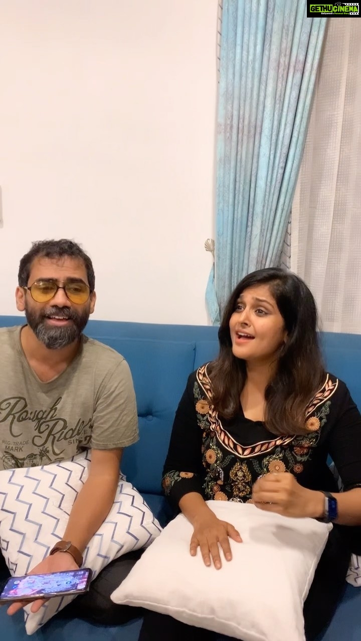 Remya Nambeesan Instagram - Singing with #ajcacharya Video credits : @vishnu_na_ra_ya_na_n #reelsinstagram #feelitreelit #reelitfeelit #impromptumusicsession #doctorbgm