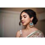 Ritu Varma Instagram - Felt peachy! 🤍 Saree @gopivaiddesigns Jewellery @sangeetaboochra @tinkara.retail Stylist @neeraja.kona Asst Stylist @manogna_gollapudi