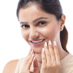 Rubina Dilaik Instagram - In this weather, there’s so much to do to take care of your skin. But I choose to not overload it with chemicals , and go for my all-time favourite, Ayurveda’s concoction- Kumkumadi! Ye meri skin ko rakhta hai safe, and deta hai Kesariya Glow under the Summer sun! Shop for 100% pure Kumkumadi range from @theayurvedaco www.theayurvedaco.com and use coupon code - RUBINA20 to avail additional 20% OFF. #AapkaApnaAyurveda #SwitchToAyurveda #TAC #Kumkumadi