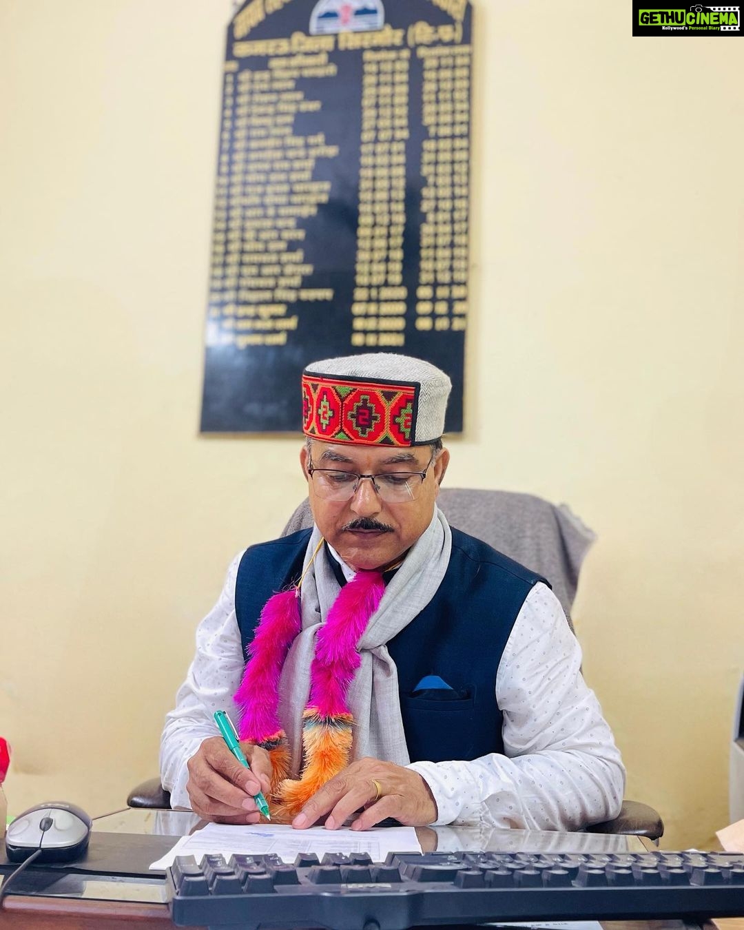 Ruhani Sharma Instagram - Your someday is here paaaapuu ❤️ Nothing but the best—that’s what you always gave. And that’s what you’re wished as you retire. Happy retirement magistrate sahab ❤️🦁 #jaihind 🇮🇳 Kamrau Himachal Pradesh