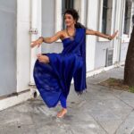 Rukmini Vijayakumar Instagram – I try to make short dancing videos whenever I’m dressed well 😁 

Because usually I’m in grubby salwars- looking very sweaty and dirty. 

So here’s another little bit from Pondicherry…. 

😊

Thank you for the video @sinha.pratyaksha 

#dance #dancer #bharatanatyamonthestreet #bharatanatyam #carnatic #tamilsong #tamilgirl #browngirl #bluesaree #blue #pondicherry #bharatanatyam