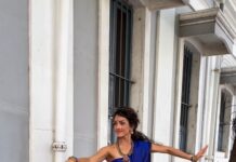 Rukmini Vijayakumar Instagram - I try to make short dancing videos whenever I’m dressed well 😁 Because usually I’m in grubby salwars- looking very sweaty and dirty. So here’s another little bit from Pondicherry…. 😊 Thank you for the video @sinha.pratyaksha #dance #dancer #bharatanatyamonthestreet #bharatanatyam #carnatic #tamilsong #tamilgirl #browngirl #bluesaree #blue #pondicherry #bharatanatyam