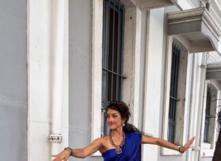 Rukmini Vijayakumar Instagram - I try to make short dancing videos whenever I’m dressed well 😁 Because usually I’m in grubby salwars- looking very sweaty and dirty. So here’s another little bit from Pondicherry…. 😊 Thank you for the video @sinha.pratyaksha #dance #dancer #bharatanatyamonthestreet #bharatanatyam #carnatic #tamilsong #tamilgirl #browngirl #bluesaree #blue #pondicherry #bharatanatyam