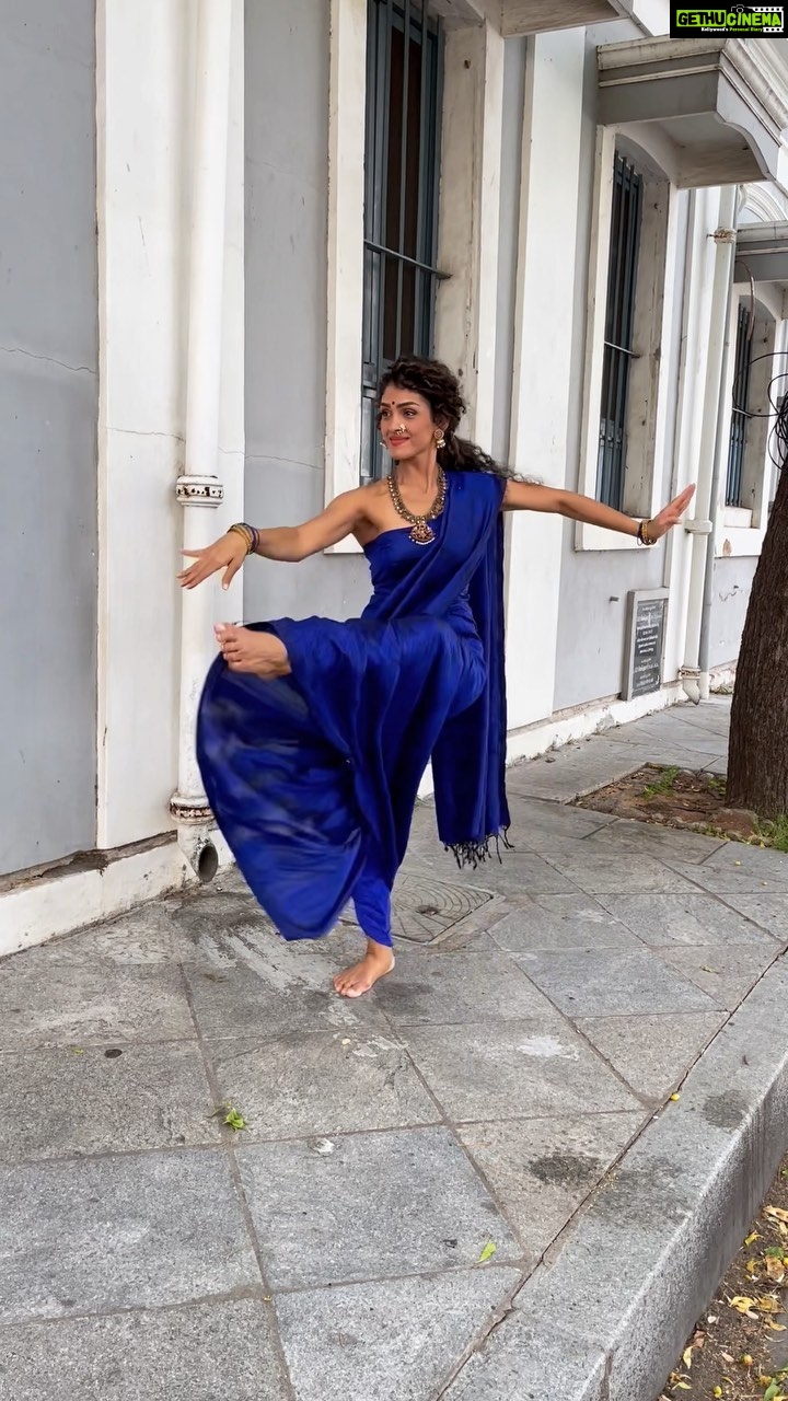 Rukmini Vijayakumar Instagram - I try to make short dancing videos whenever I’m dressed well 😁 Because usually I’m in grubby salwars- looking very sweaty and dirty. So here’s another little bit from Pondicherry…. 😊 Thank you for the video @sinha.pratyaksha #dance #dancer #bharatanatyamonthestreet #bharatanatyam #carnatic #tamilsong #tamilgirl #browngirl #bluesaree #blue #pondicherry #bharatanatyam