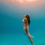 Rukmini Vijayakumar Instagram - Look to the light! A day in the pool with @vivianambrose #pool #water #underwater #sunlight #freedive #looktothelight