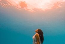 Rukmini Vijayakumar Instagram - Look to the light! A day in the pool with @vivianambrose #pool #water #underwater #sunlight #freedive #looktothelight