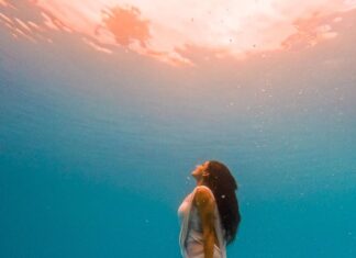 Rukmini Vijayakumar Instagram - Look to the light! A day in the pool with @vivianambrose #pool #water #underwater #sunlight #freedive #looktothelight