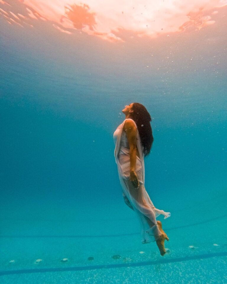 Rukmini Vijayakumar Instagram - Look to the light! A day in the pool with @vivianambrose #pool #water #underwater #sunlight #freedive #looktothelight